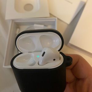 Apple AirPods with charging case (Gen 2)